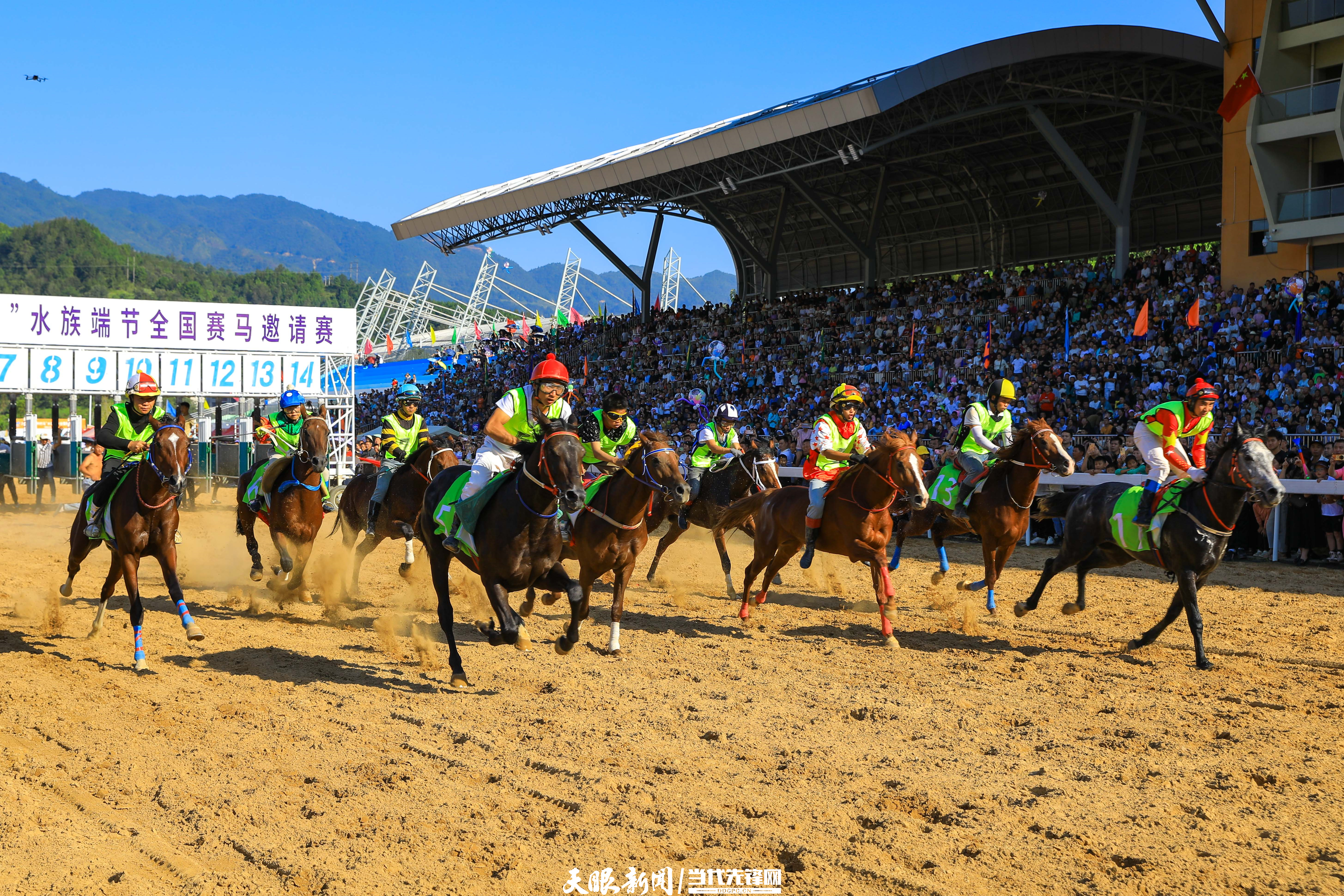 dD0xNzczMTU4OTIzX3I9Yzk3YmNlYThfdz0xMDgwX3E9MTAwX2U9anBn.webp 骑手在三都水族自治县西部赛马城参加比赛。张恩鑫 摄.jpg