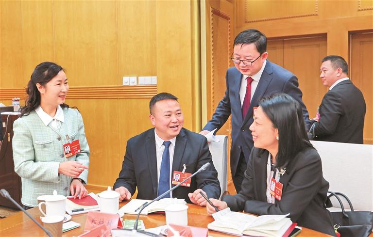 全国人大代表邱宁宏（左一）、郑培坤（左二）、周敬余（右二）、袁姝（右一）在会后交流讨论。.jpg