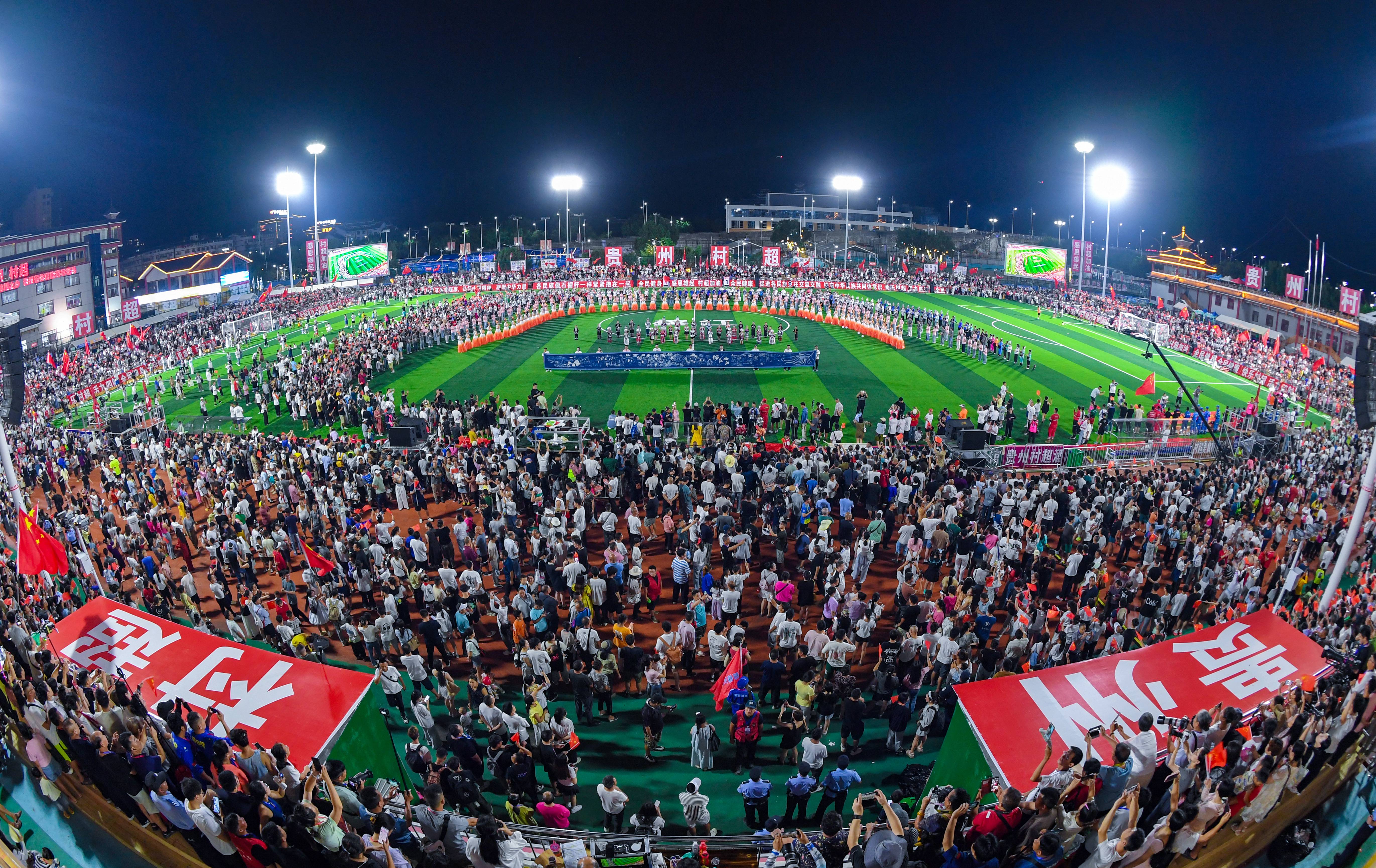 “村超”现场，人声鼎沸、热闹非凡。 贵州日报天眼新闻记者 贾智 摄.jpeg