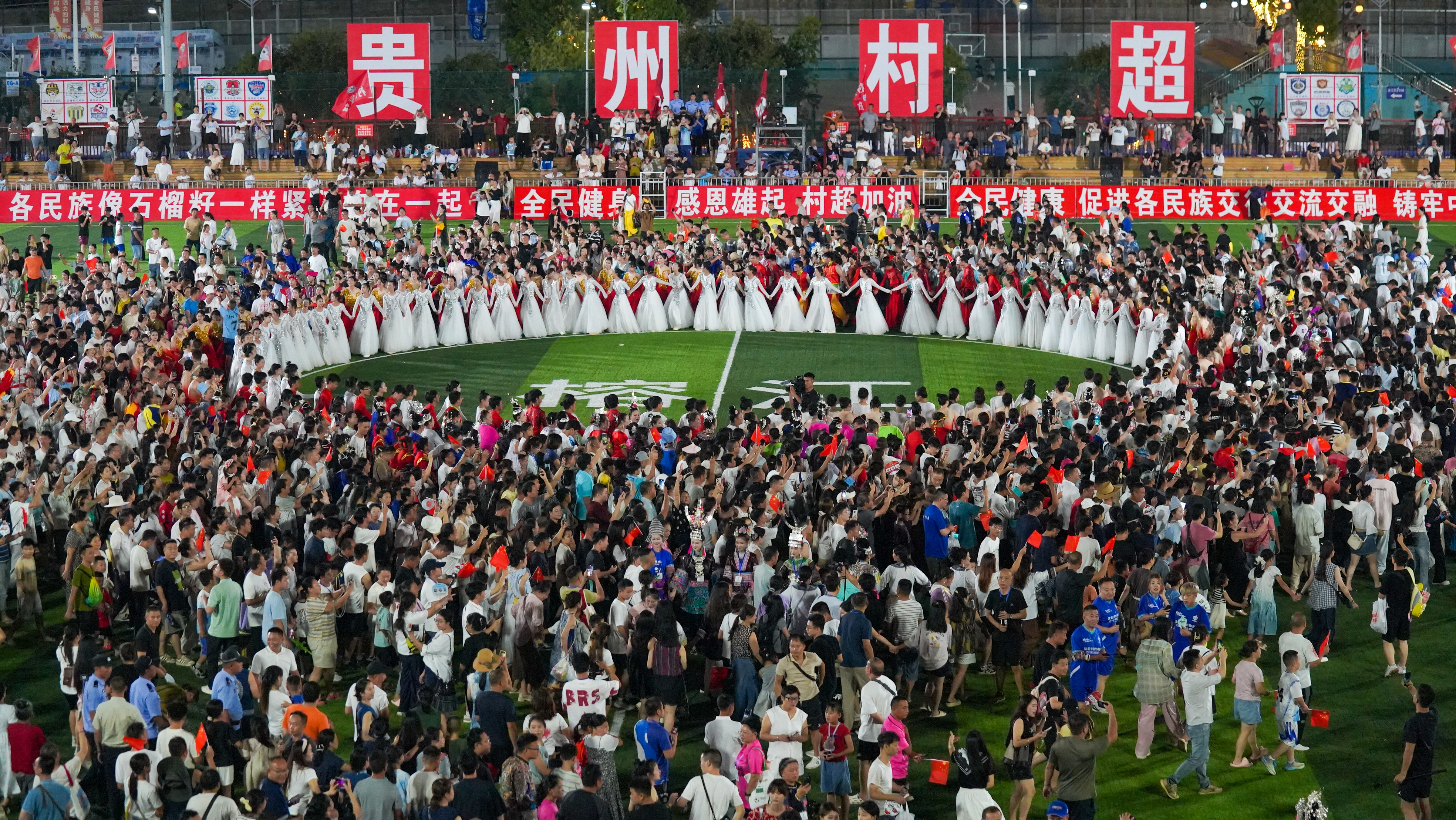 17741874701413.jpg 8月9日,2025年贵州“村超”总决赛在贵州省黔东南苗族侗族自治州榕江县“村超”球场进行。韦贵金 摄.jpg