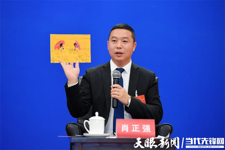 dD0xNzc0MjIzODk3X3I9Yzg4OTZmYTRfdz03MjBfcT0xMDBfZT1qcGc=.webp 肖正强正在分享平元村开满油菜花的春天。贵州日报天眼新闻记者 闻双 摄.jpg