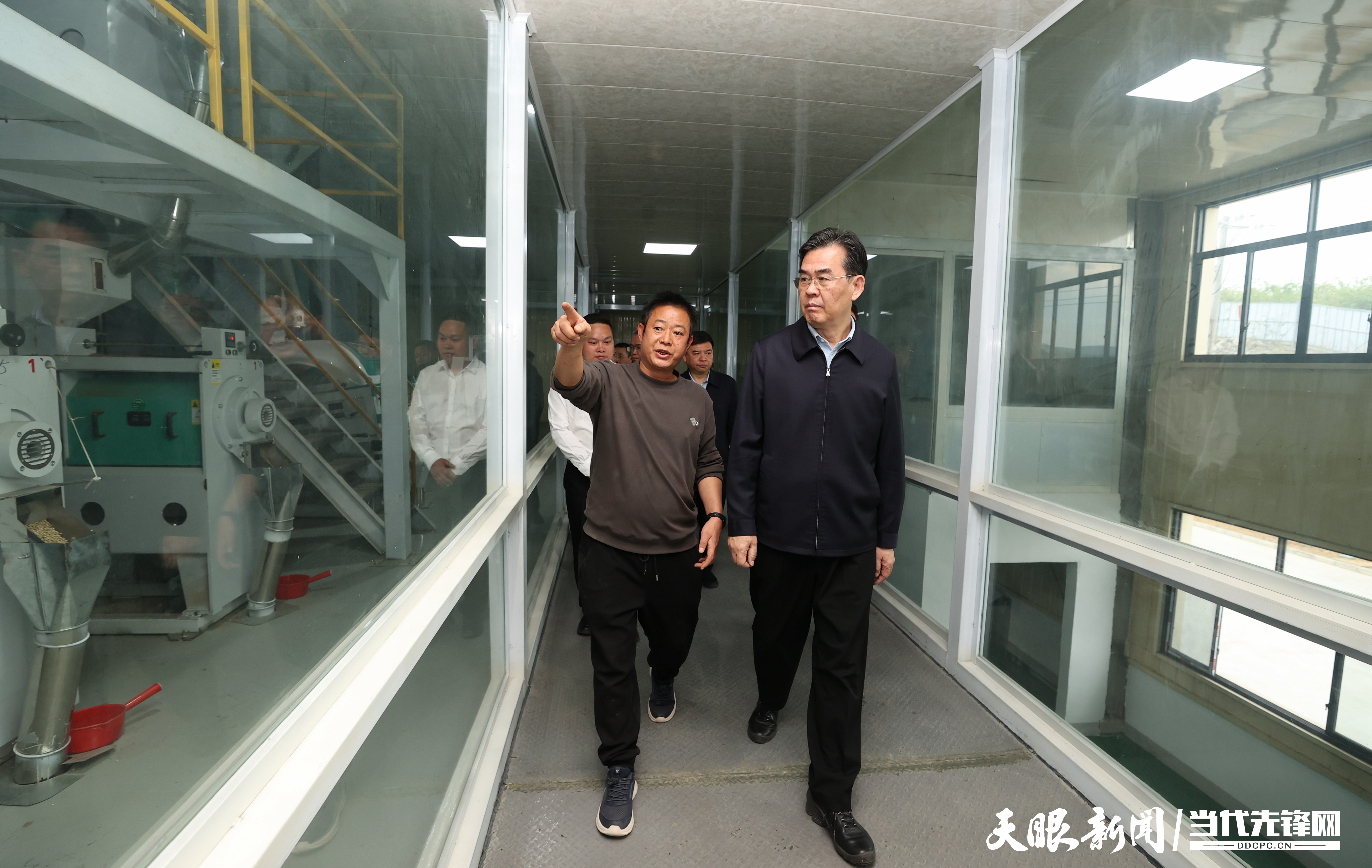 dD0xNzc0MzQ2MjMyX3I9OWM0N2ZlY2Zfdz0xMDgwX3E9MTAwX2U9anBn.webp 图为李炳军在兴仁市国家现代农业产业园薏仁米交易中心调研。.jpg