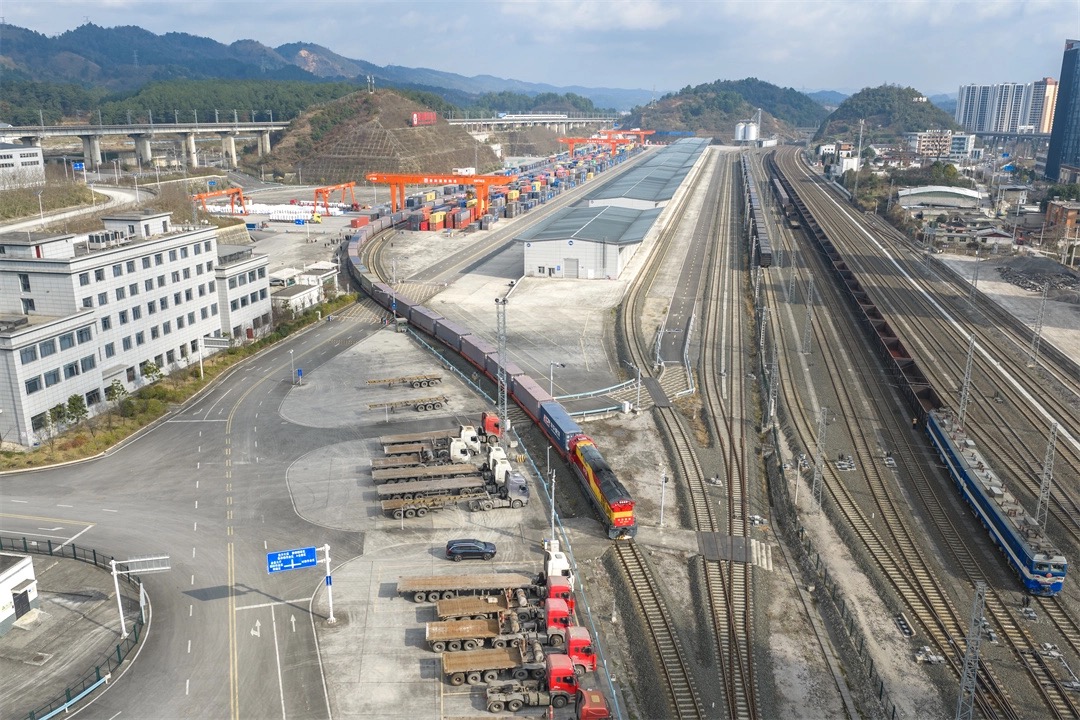 运行中的中欧班列。陈俊龙 摄.jpeg