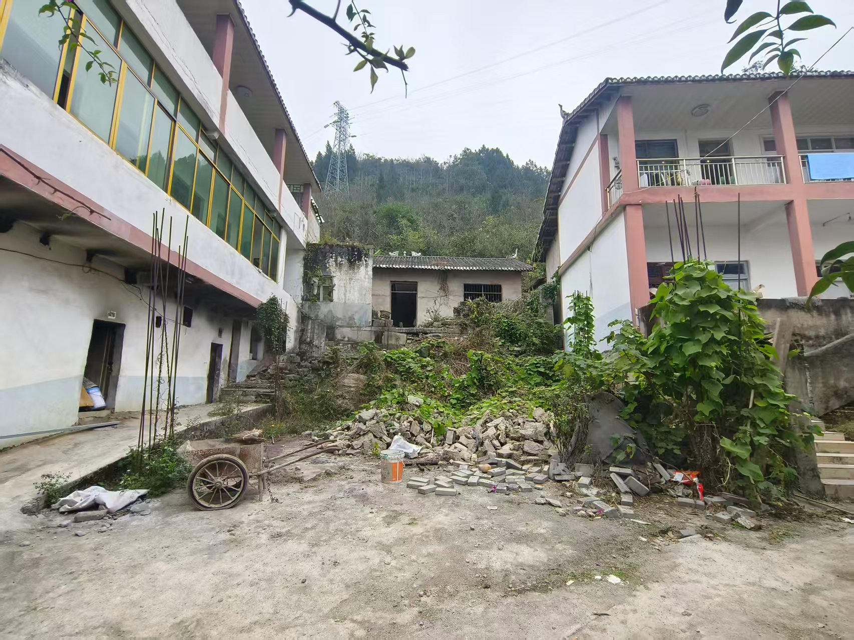 朱怀林家改造前的院子.jpg