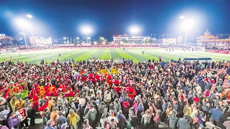 2 第四届贵州“村超”预选赛点燃新春足球热情，球迷尽享乡村足球快乐。 韦贵金 摄 （影像贵州）.png