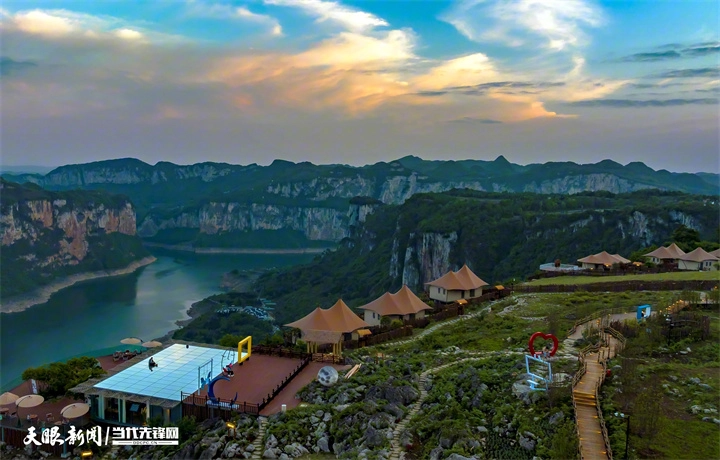 4 化屋村悬崖民宿。范晖 摄.png