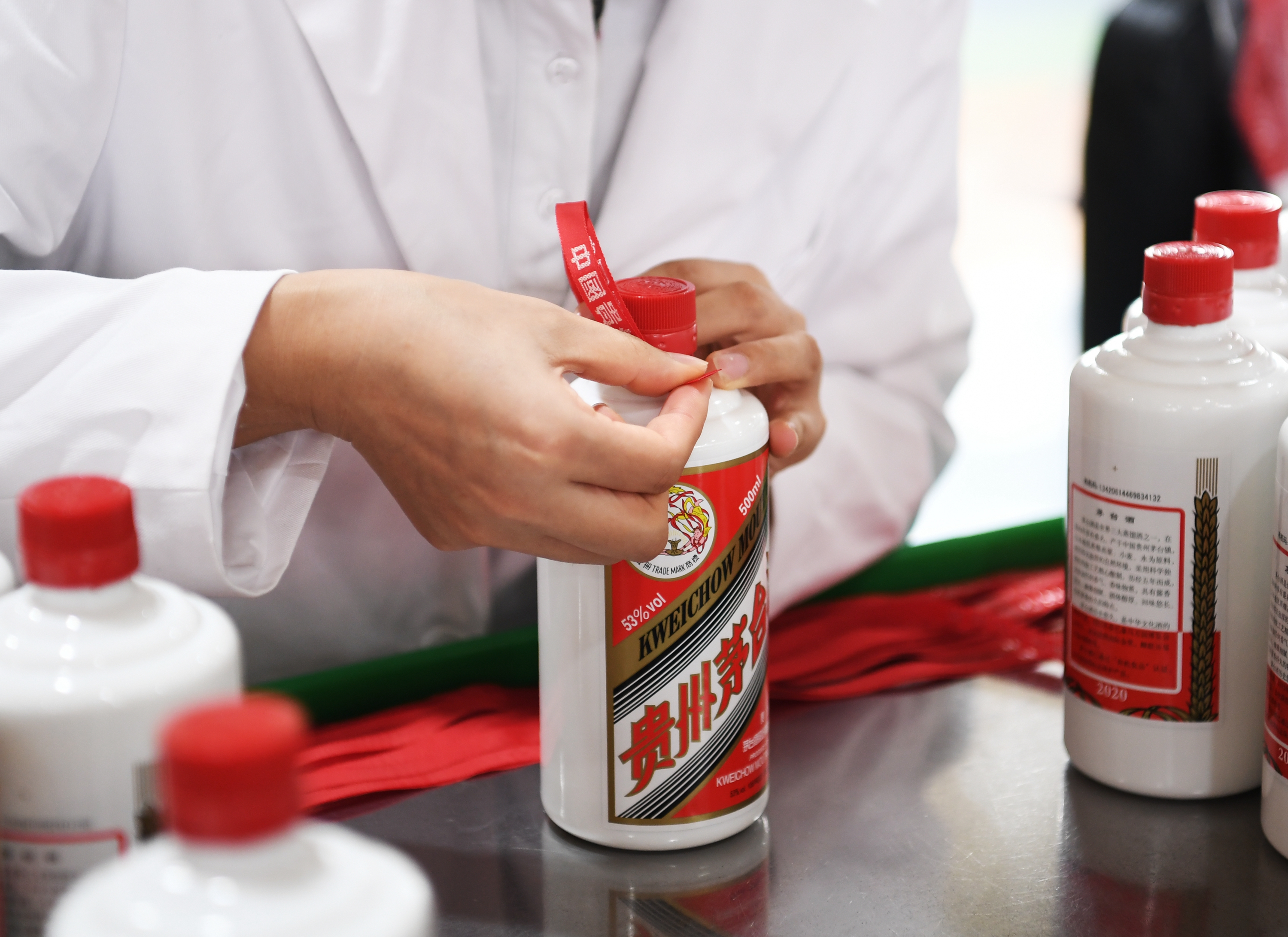 ZKS_2547  2020年10月26日，在茅臺(tái)集團(tuán)包裝車(chē)間，工作人員為茅臺(tái)酒加裝絲帶。貴州日?qǐng)?bào)天眼新聞?dòng)浾?張凱 攝.JPG