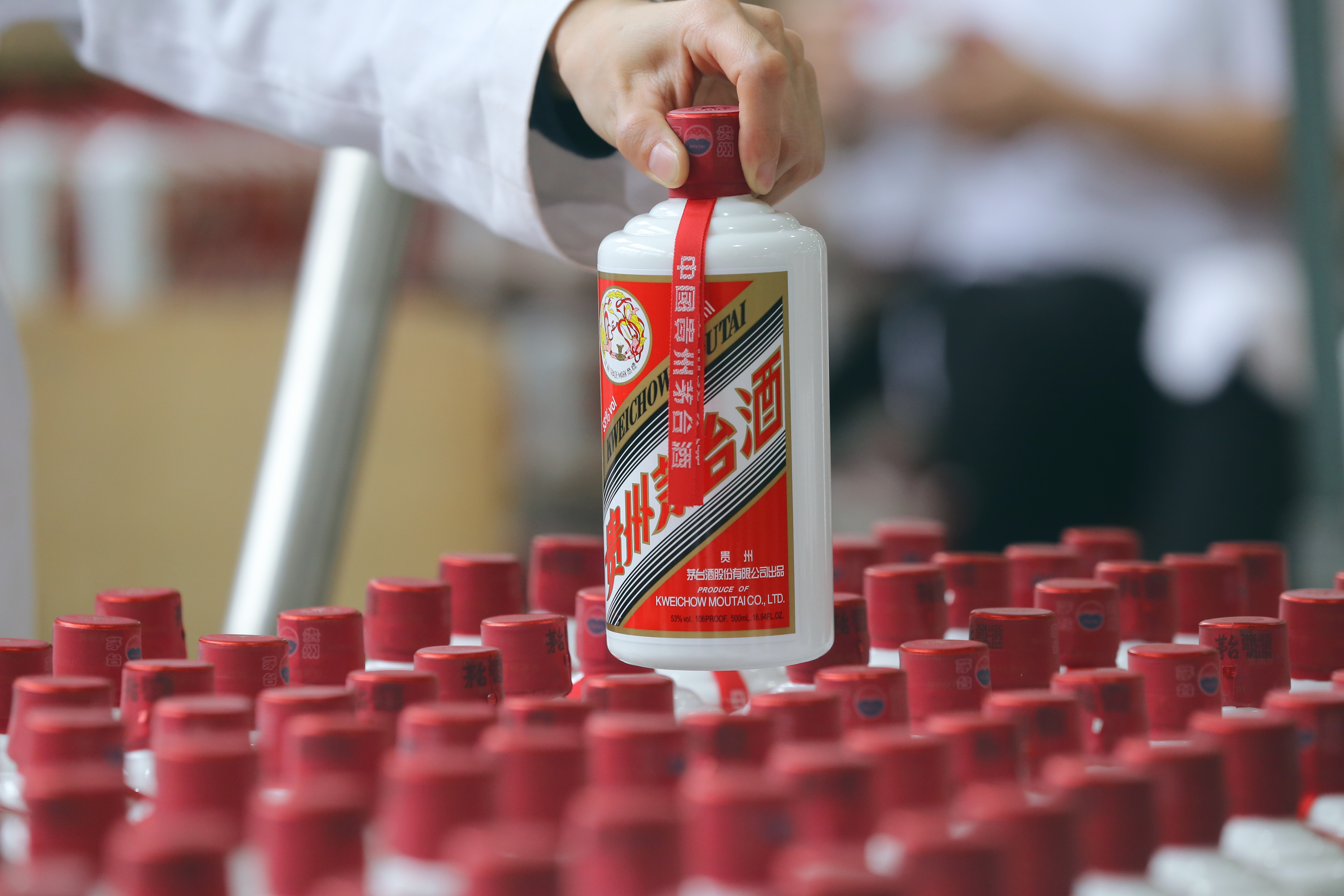 1茅臺包裝車間展示的成品茅臺酒.JPG