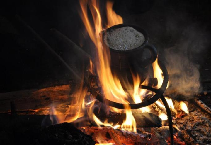 古法煮茶  王忠?guī)蛿z 普安縣茶業(yè)發(fā)展中心供圖.png