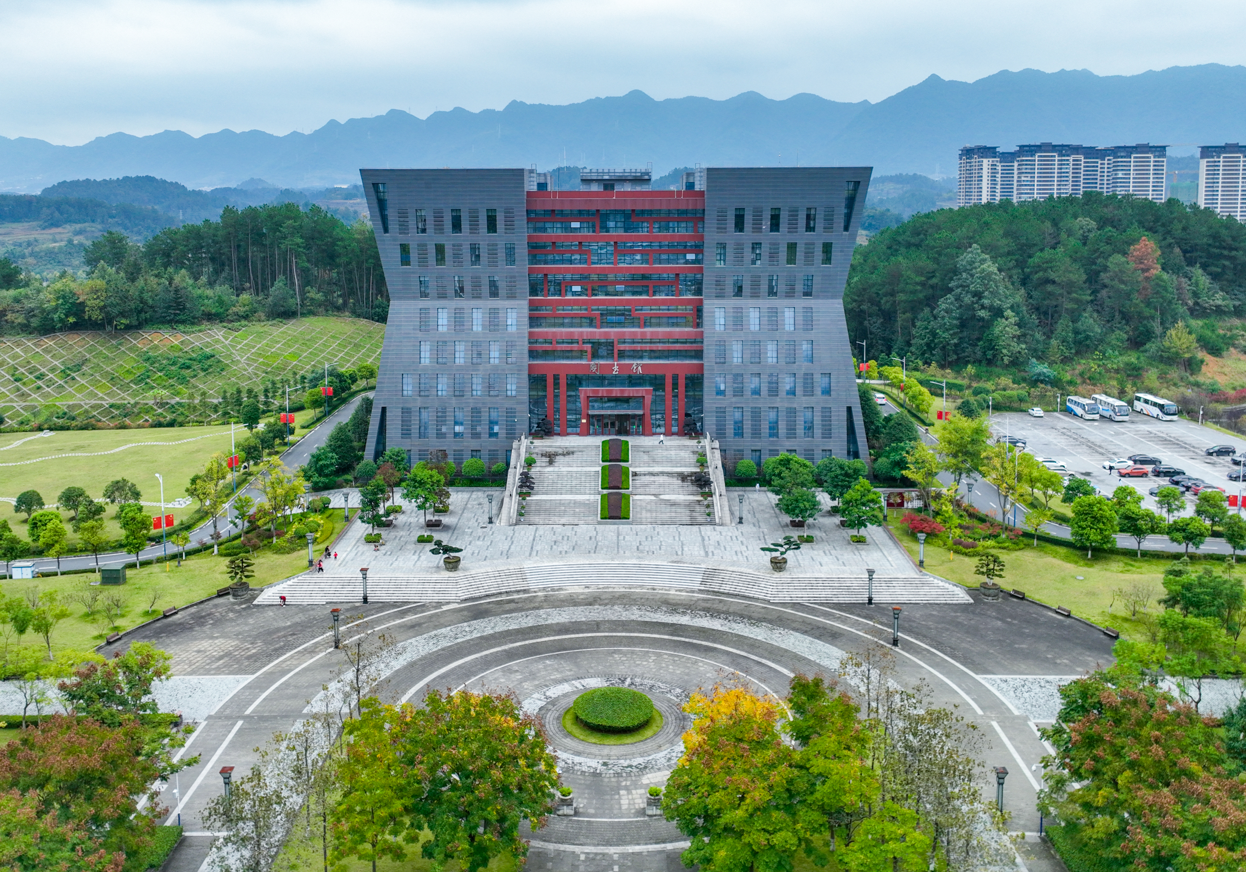 茅臺學(xué)院校園環(huán)境。貴州日報天眼新聞記者 陳超 攝  (13).JPG