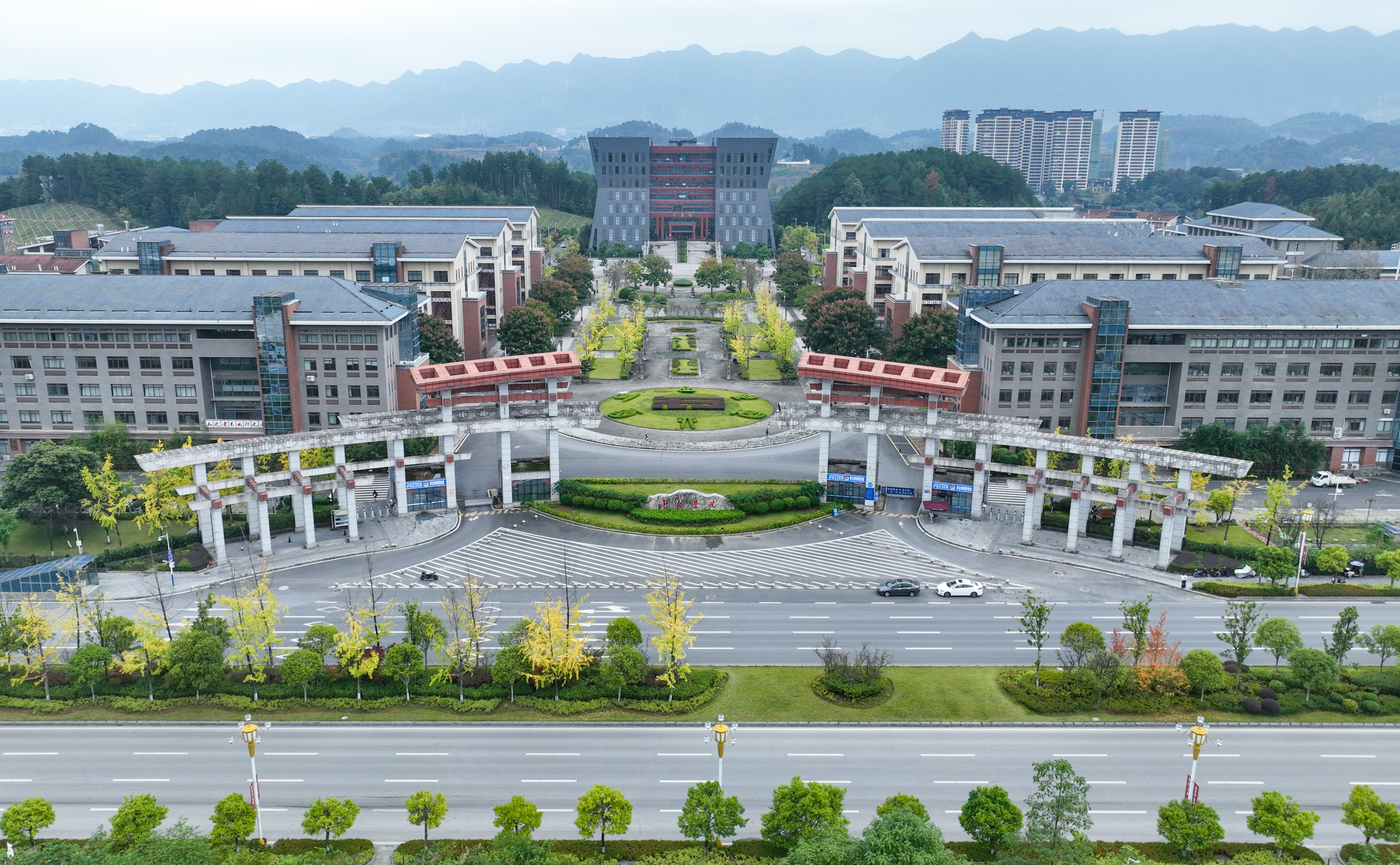 茅臺學(xué)院校園環(huán)境。貴州日報天眼新聞記者 陳超 攝  (4).JPG