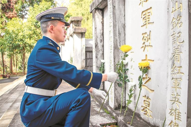 dD0xNzc1MjUzODg5X3I9YmI3M2U3OTlfdz03NjdfcT0xMDBfZT1qcGc=.webp 4月3日,遵义市余庆县组织开展清明祭扫英烈活动,以庄严仪式致敬英雄。图为消防指战员向革命烈士墓敬献鲜花。 刘武能 摄(影像贵州).jpg