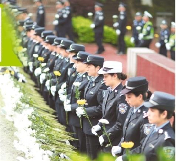 dD0xNzc1MjUzOTM2X3I9M2IzODAwZTdfdz03MjBfcT0xMDBfZT1qcGc=.webp 4月3日,赤水市党员干部、公安民警、学校师生等纷纷来到赤水红军烈士陵园,缅怀革命先烈。图为公安民警向红军烈士墓敬献鲜花。 王长育 摄 (影像贵州).jpg