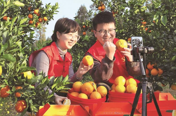 近年來，黔東南州黃平縣通過黨建引領(lǐng)加快培育新型直播人才，讓“手機”加速成為“新農(nóng)具”、直播帶貨加速成為“新農(nóng)活”、農(nóng)民加速成為“新農(nóng)人”。潘江平 攝.png