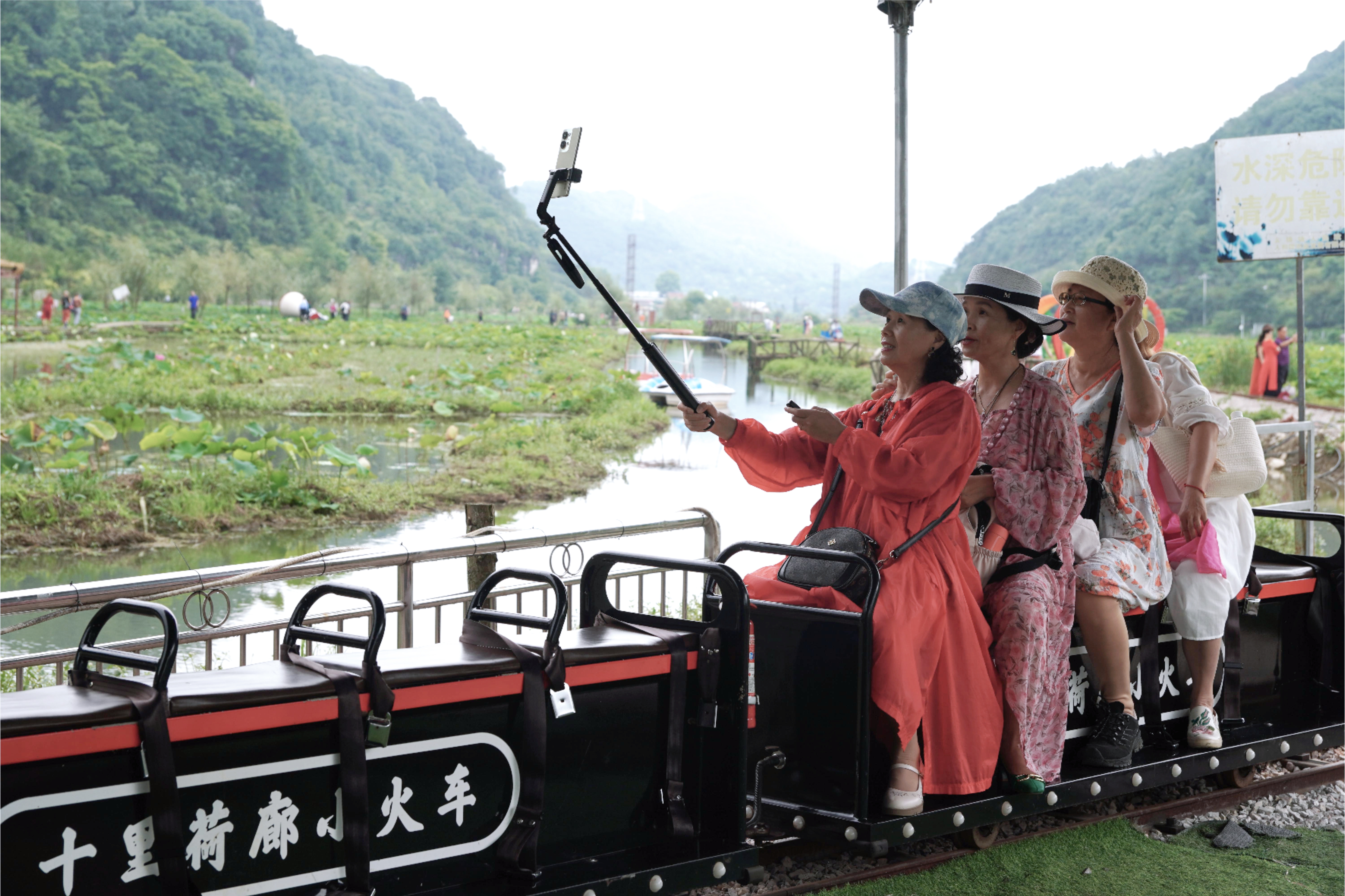 避暑旅居游客在安顺经开区景点打卡 杨曦 摄.jpg
