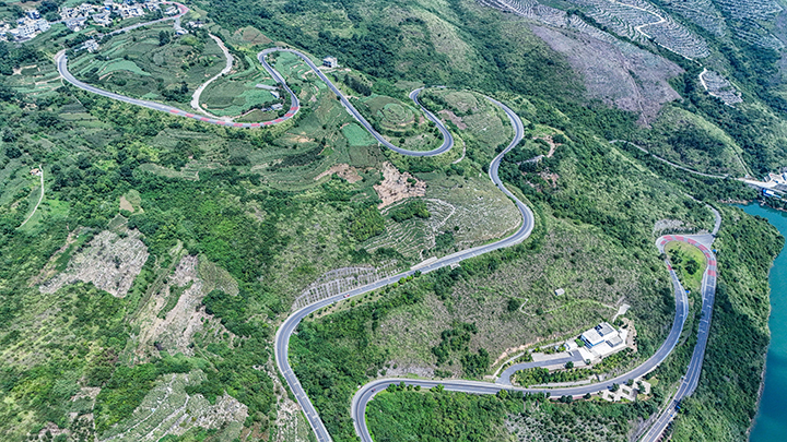 901059-2025年8月5日，貴州省黔西南州晴隆縣光照境內(nèi)，蜿蜒的320國道綠意盎然，景色秀美。李允鳳.jpg
