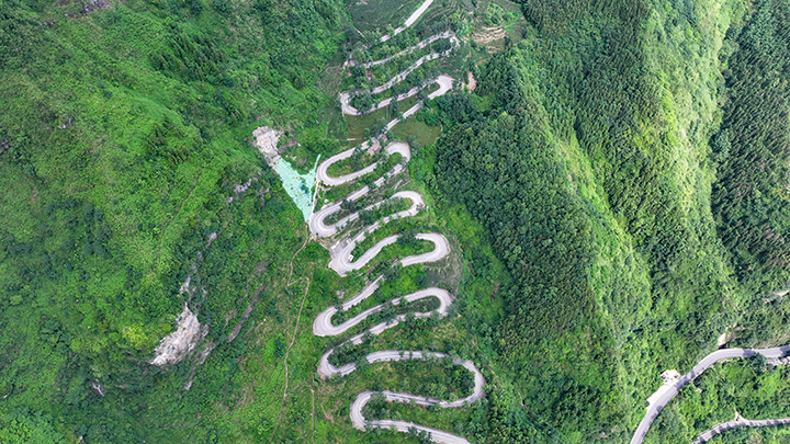 901087-晴隆縣二十四道拐公路景色。劉朝富攝 影像貴州.jpg