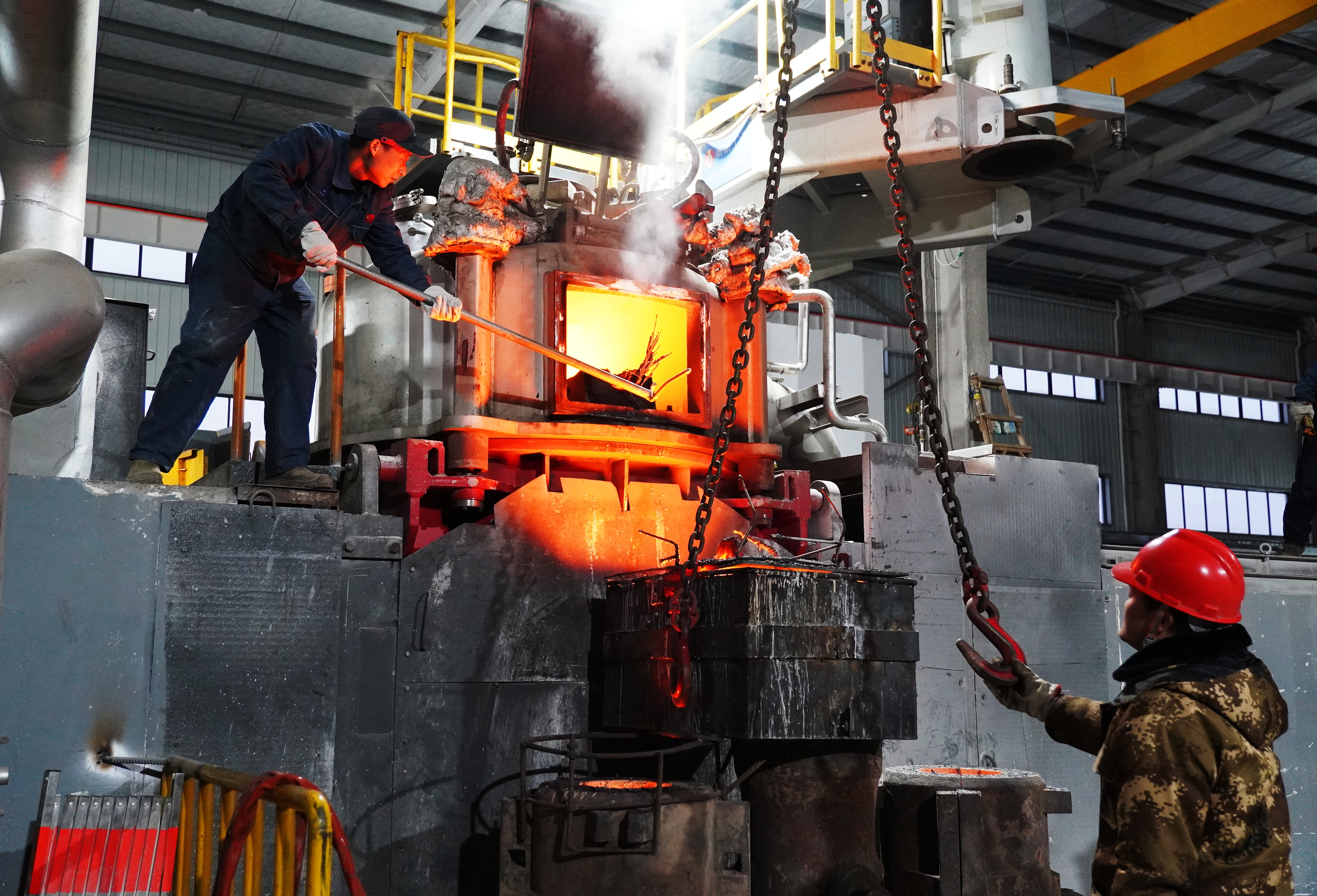 17759790928943.JPG 贵州速威宇航合金材料有限公司正在炼制特种合金 杨曦 摄.JPG