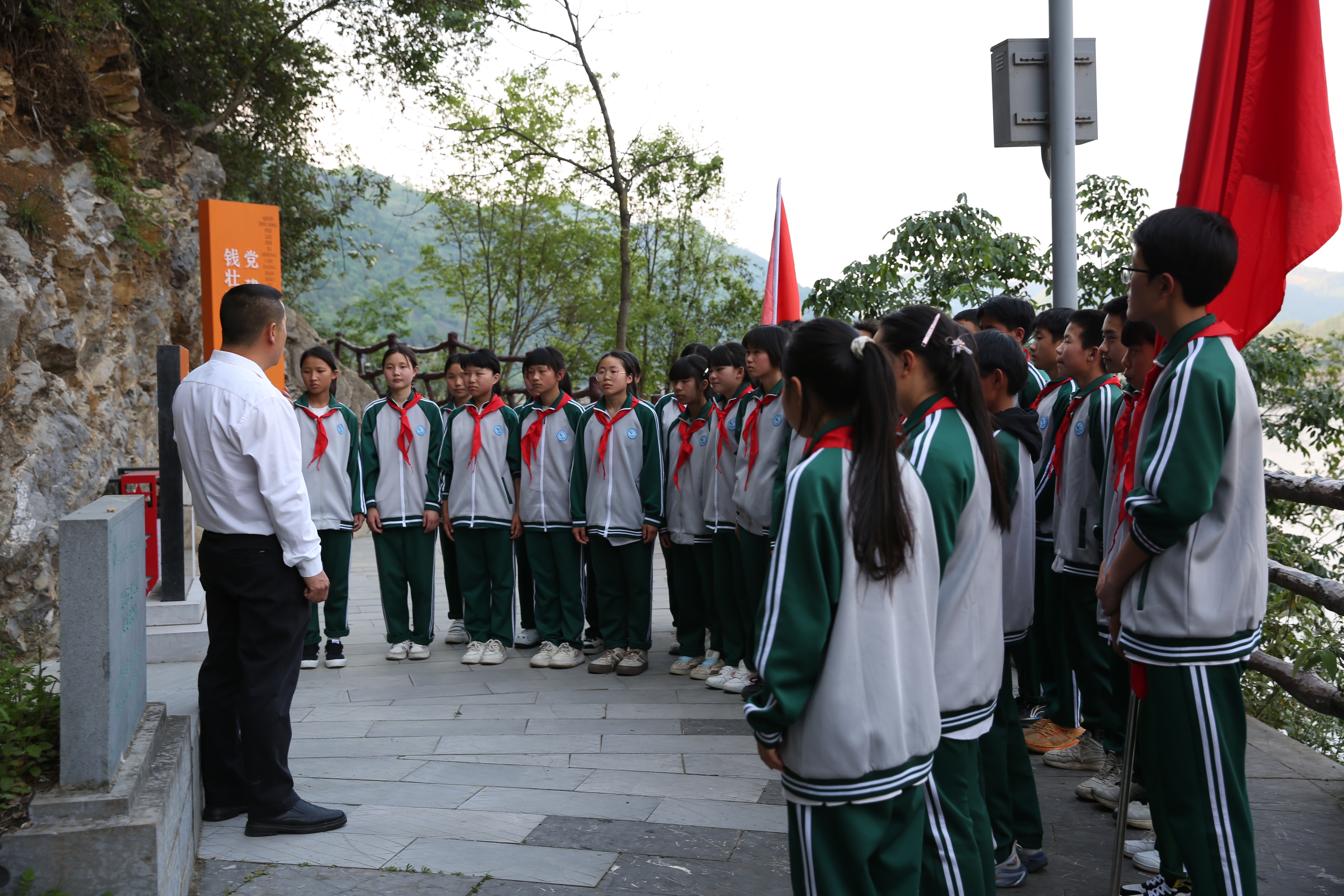 4月9日，后山鎮(zhèn)初級中學(xué)學(xué)生在錢壯飛犧牲地聆聽英雄事跡。（劉榮江 攝）.JPG