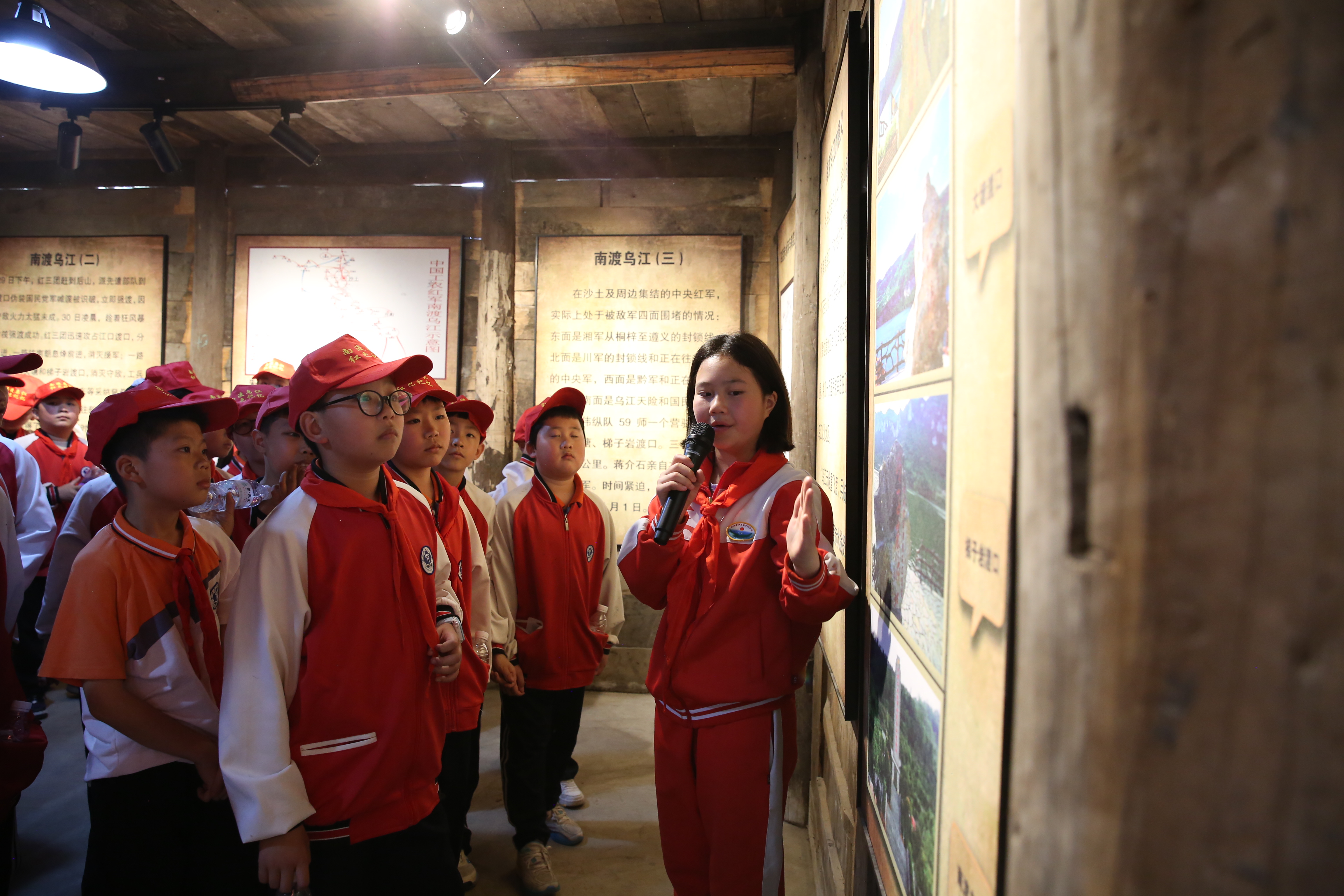 4月10日，金沙縣第四小學(xué)學(xué)生在紅領(lǐng)巾講解員的帶領(lǐng)下，在萬壽宮參觀。（劉榮江 攝）.JPG