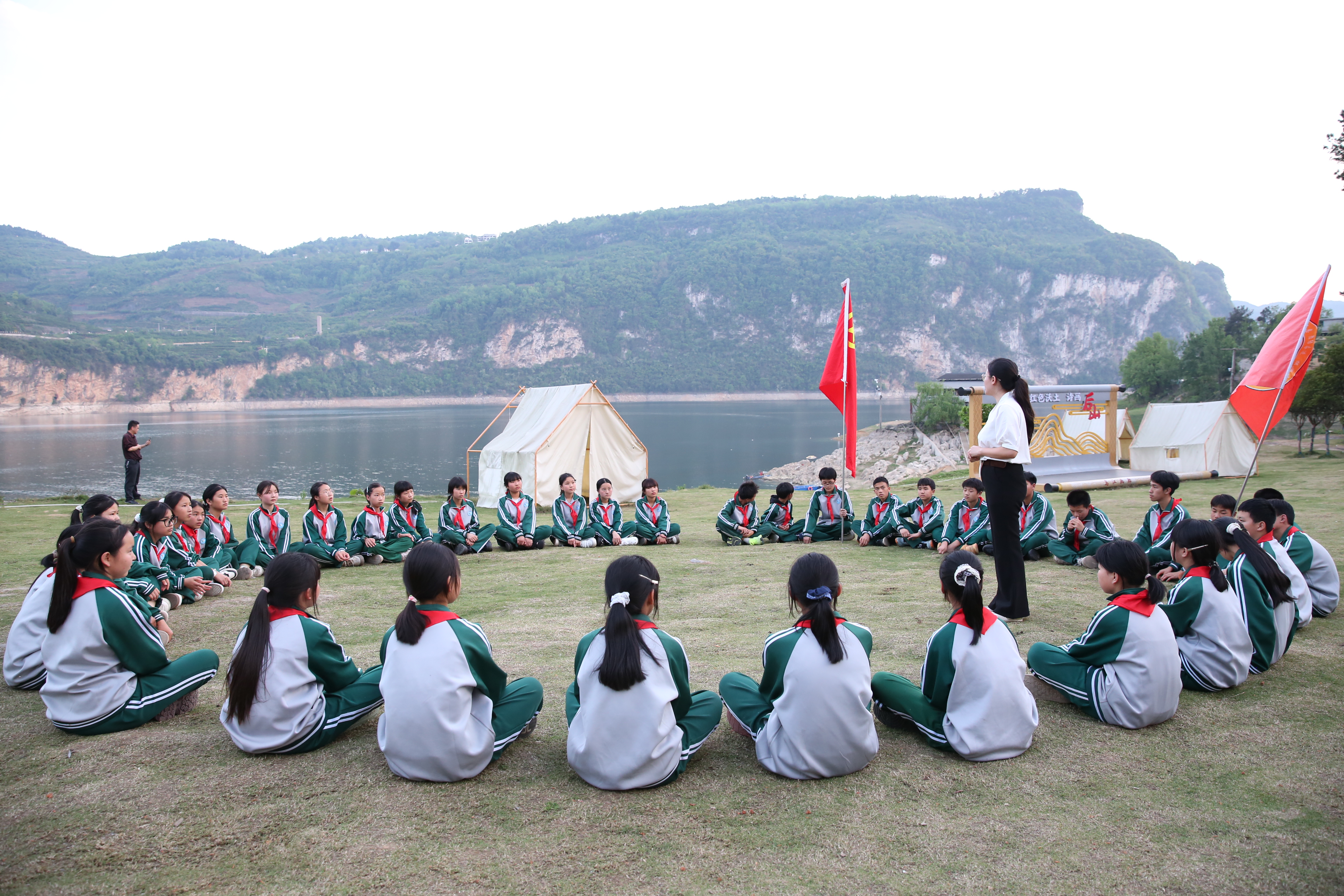 4月9日，后山鎮(zhèn)初級中學(xué)學(xué)生在南渡烏江渡口分享感悟。（劉榮江 攝）.JPG