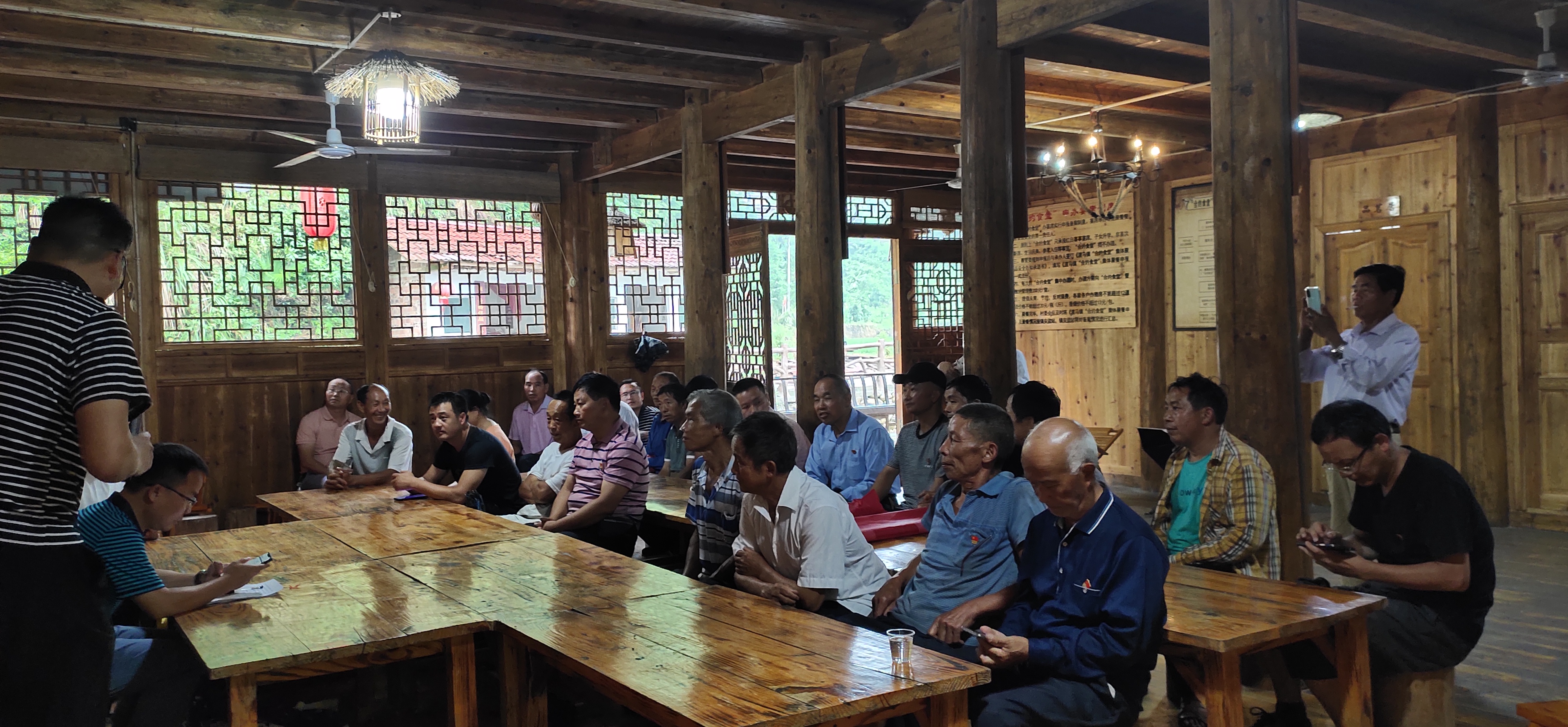 村干部組織村民在“合約食堂”議事。.jpg