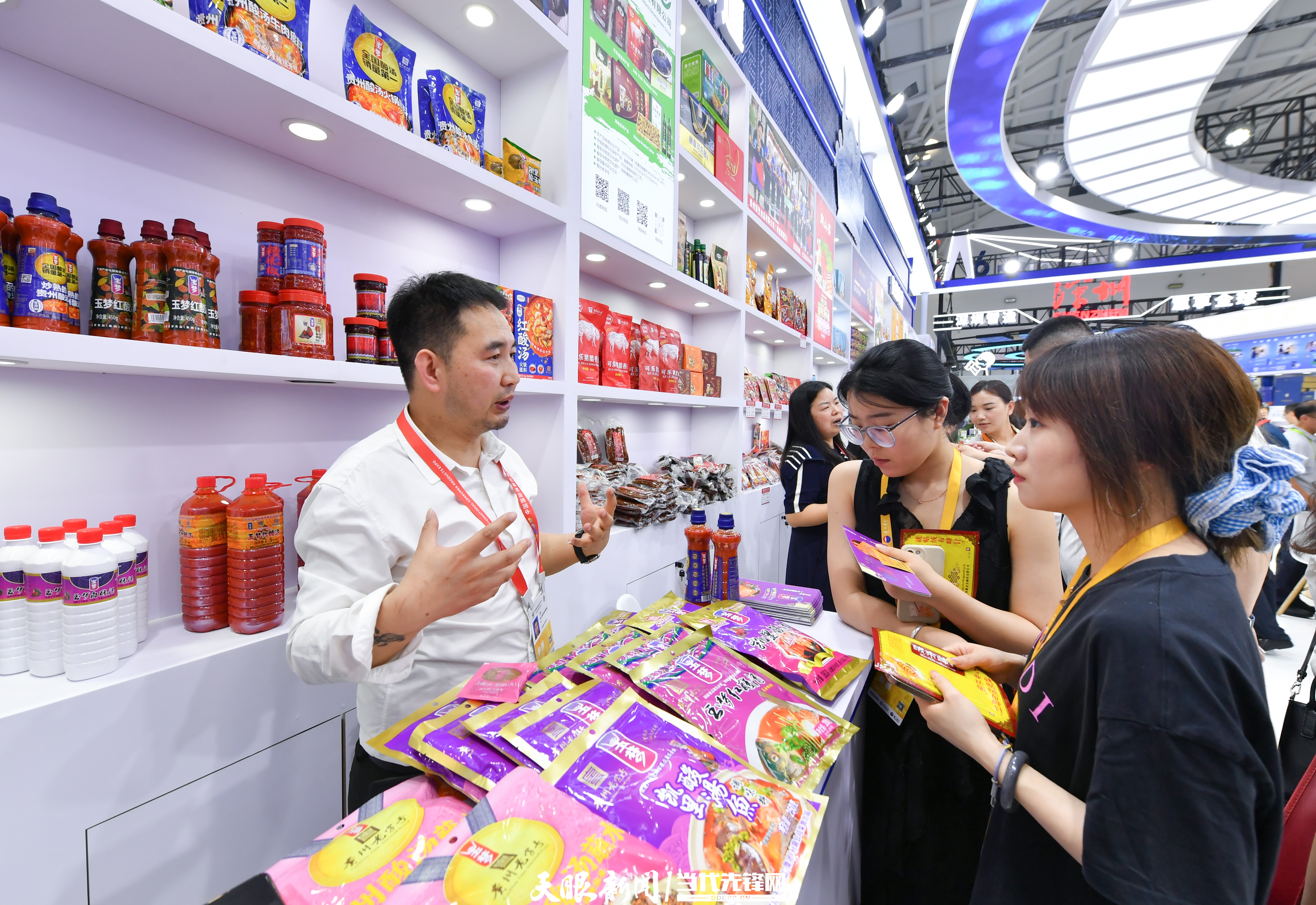 贵州玉梦酸汤产品吸引众多观众购买。贵州日报天眼新闻记者 张丽 摄ZLS_2861.JPG