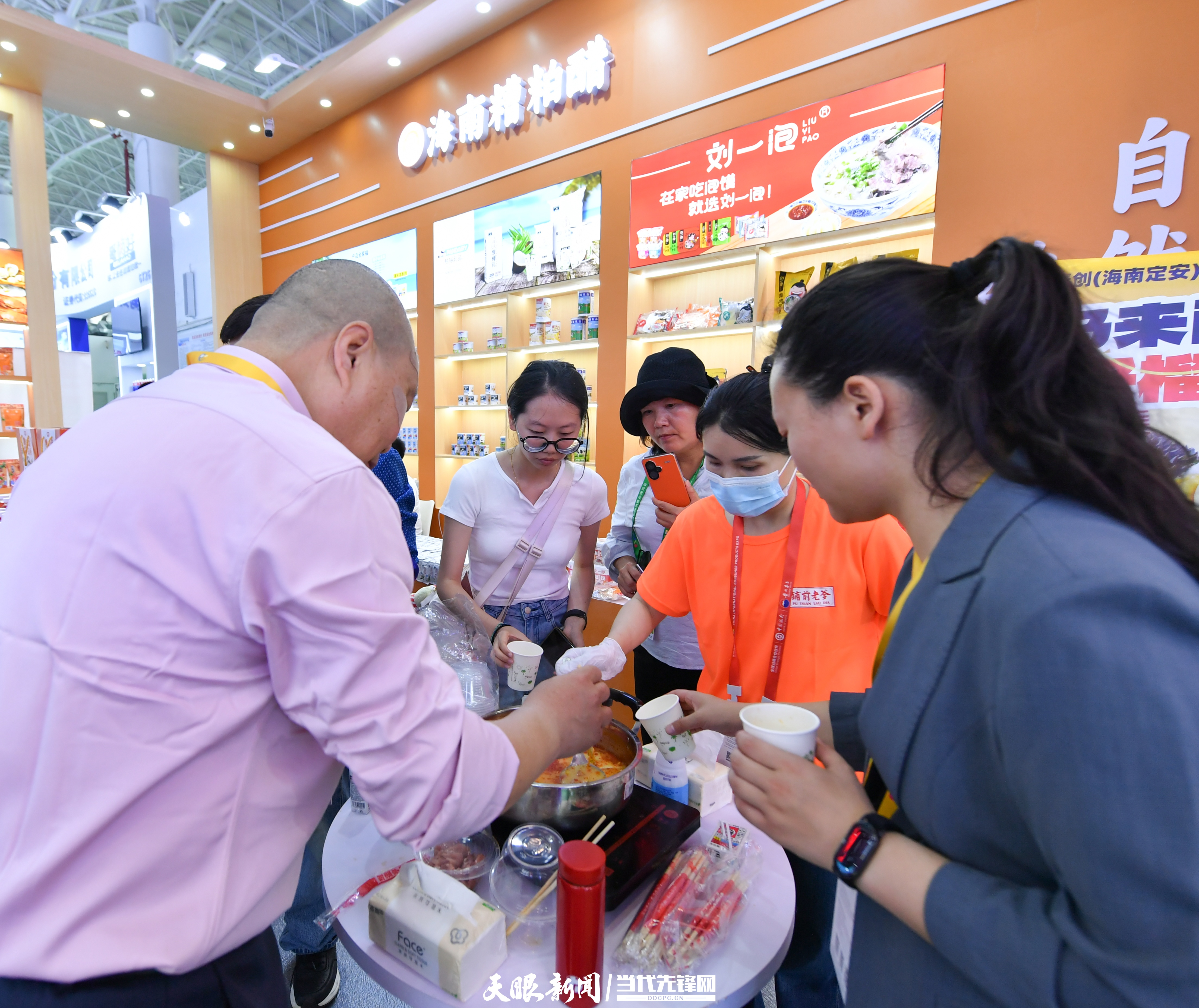 海南铺前老爹产品吸引众多观众品尝。贵州日报天眼新闻记者 张丽 摄ZLS_2594.JPG