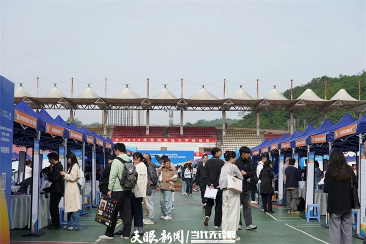 人博会现场，求职者正在投递简历。毛小翠 摄.jpg