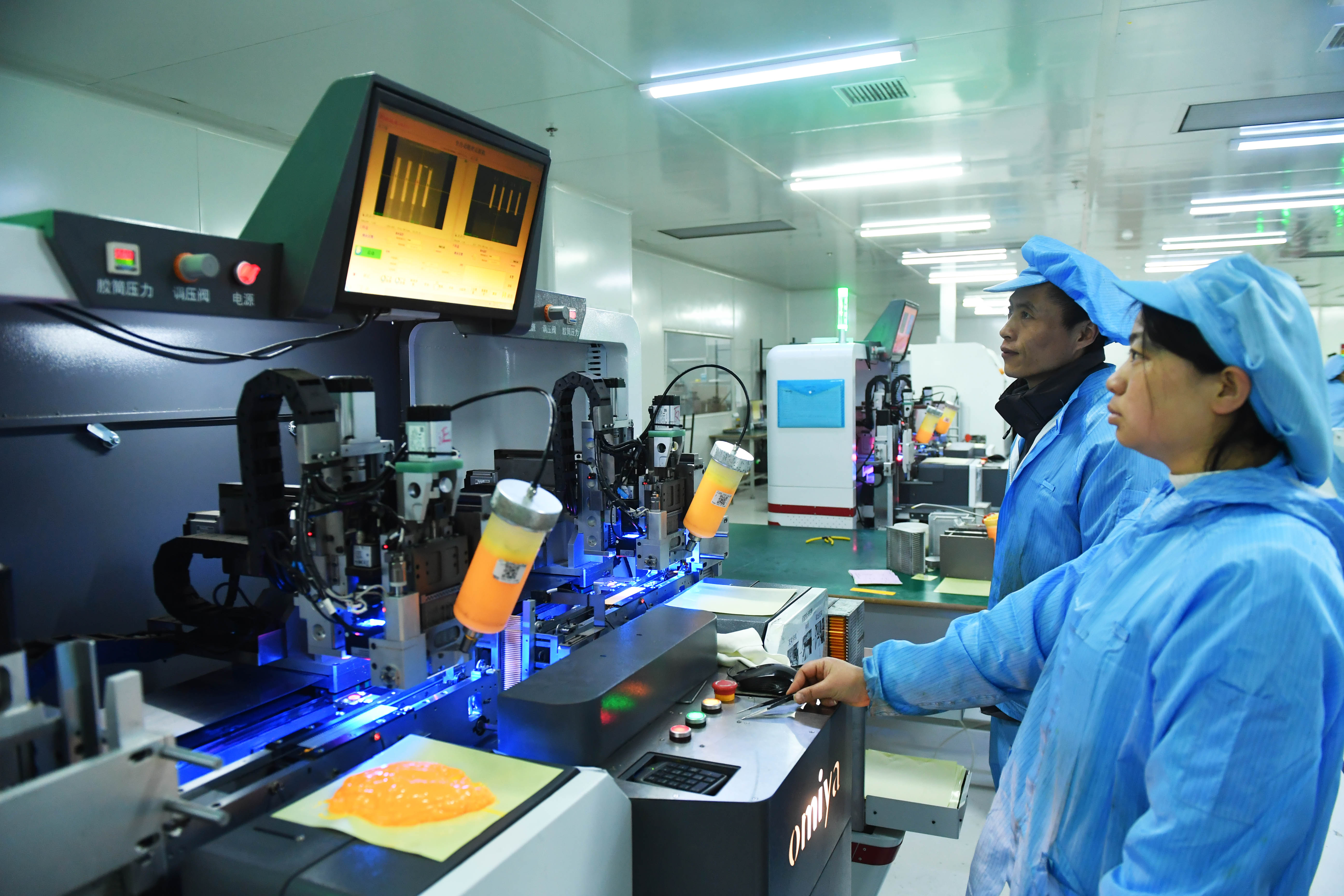 贵州南凡半导体科技有限公司是一家集研发、生产、销售于一体的综合性高新技术企业。主要生产TOPLED、LEDFilament等健康光源产品和亮化照明智能照明等在内的LED健康灯具以及笔记本电脑、水下摄像头、无人机摄像头等8寸14nm摄像头芯片，满足国内、外中高端市场客户的需求。贵州日报天眼新闻记者 旷光彪  摄.JPG