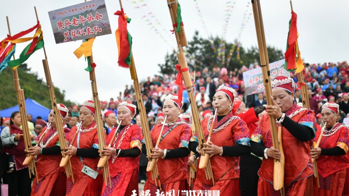 17783071885550.JPG 2026年5月8日,黔东南苗族侗族自治州黄平县新州镇黄飘村,群众在古壁翁三月芦笙会上吹芦笙。.JPG
