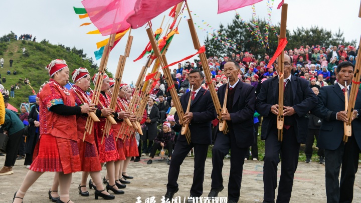 17783073168082.JPG 2026年5月8日,在黔东南州黄平县新州镇黄飘村白保坡芦笙会上,群众吹、跳芦笙,祈祷当年风调雨顺,五谷丰登。 (5).JPG