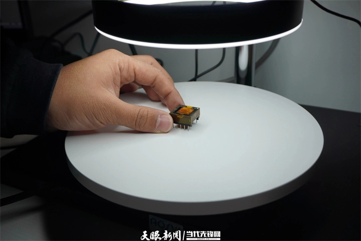 在贵州省电子元器件实验室，科研人员正在进行测试.jpg
