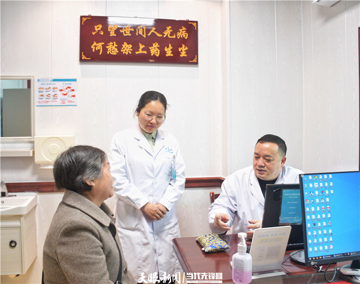 贵中医大二附院风湿免疫专家安阳（右一）为患者把脉问诊.jpg