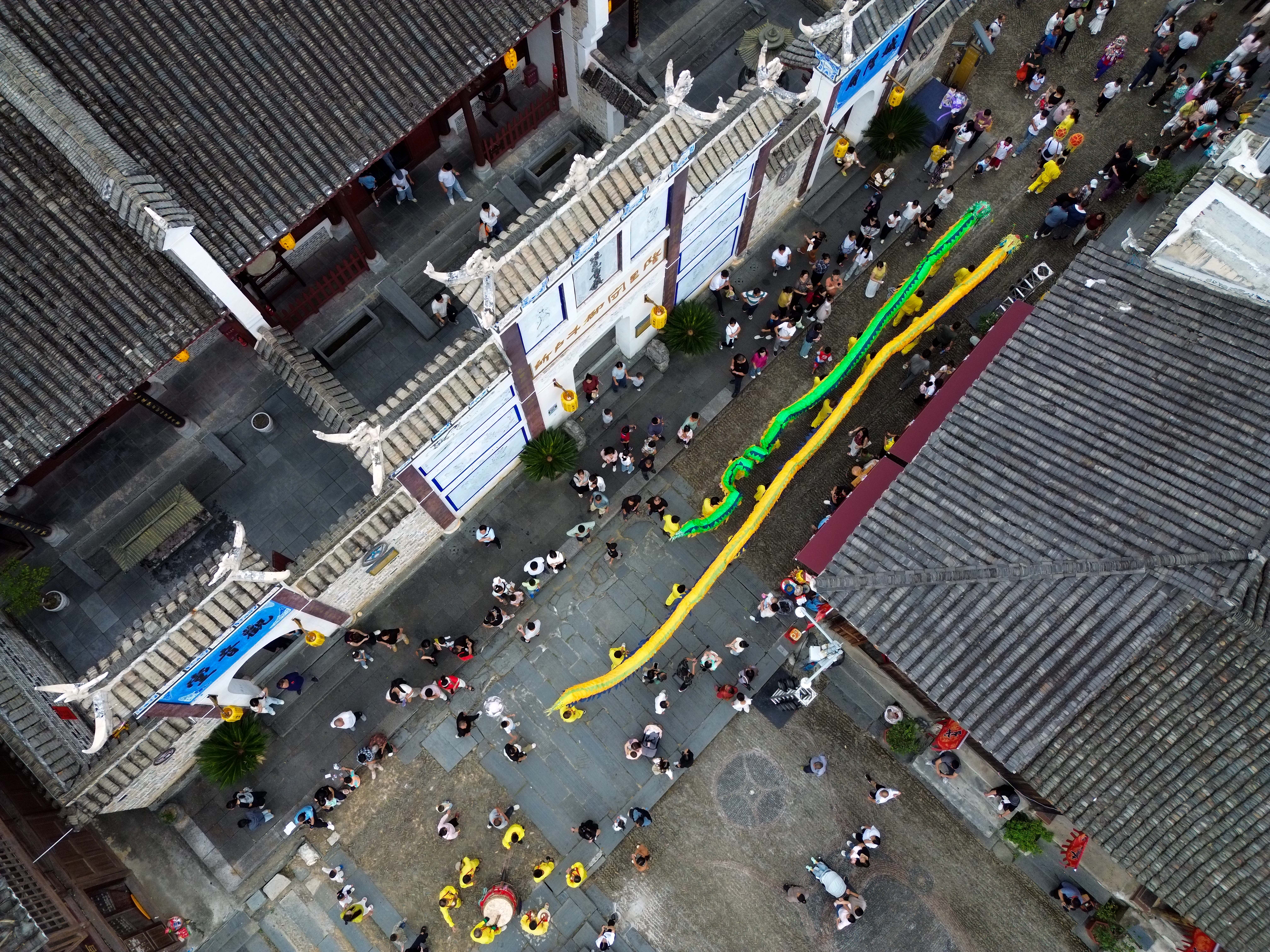 916777-游客在隆里古城.體驗(yàn)貴州文化.戴正國(guó)攝.jpg