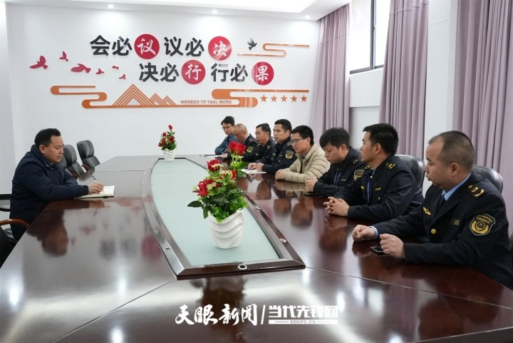 2 岑巩县应急、市监、环保等多部门协同，在特定窗口期对华星冶金公司集中开展必检项目综合执法检查。（陈昆 摄）.png