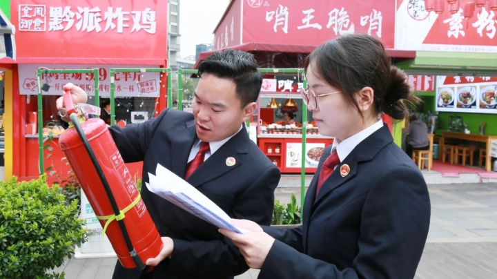 3 2025年4月8日，观山湖区人民检察院公益诉讼检察部对辖区内部分大型商超等重点场所开展消防安全“回头看”，确保前期问题整改到位，筑牢公共场所消防安全防线。.png