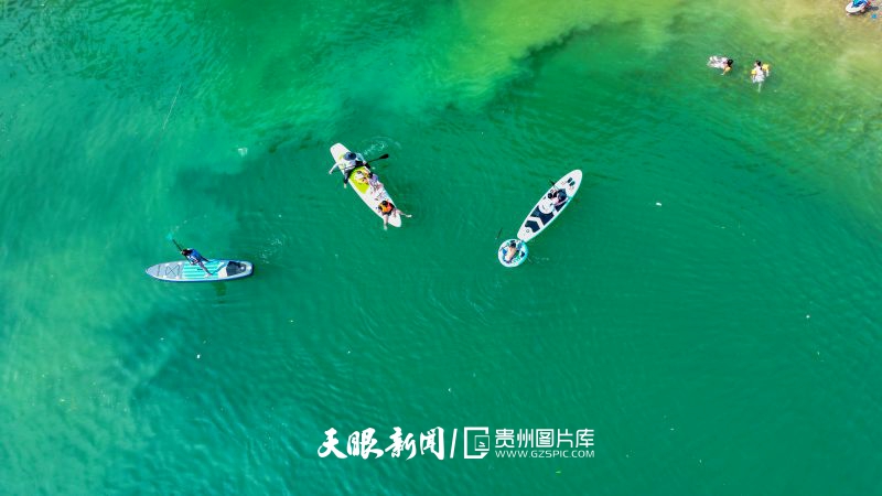 994738-5月16日，游客在貴州省黔西南州安龍縣德臥鎮(zhèn)郎行村水上玩槳板。.jpg