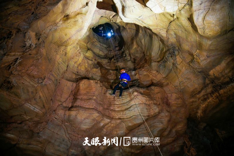 994252-5月14日，戶外運動愛好者在貴州省黔西南州安龍縣海子鎮(zhèn)大地村小隴車洞內(nèi)體驗。.jpg