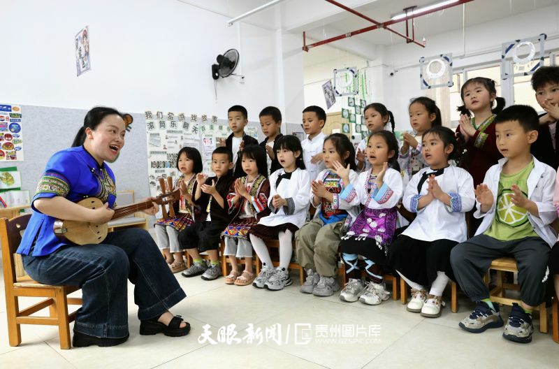 994150-2026年5月14日，在貴州省黔東南苗族侗族自治州榕江縣古州鎮(zhèn)中心幼兒園，吳家云老師在教小朋友們唱侗族琵琶歌。.jpg