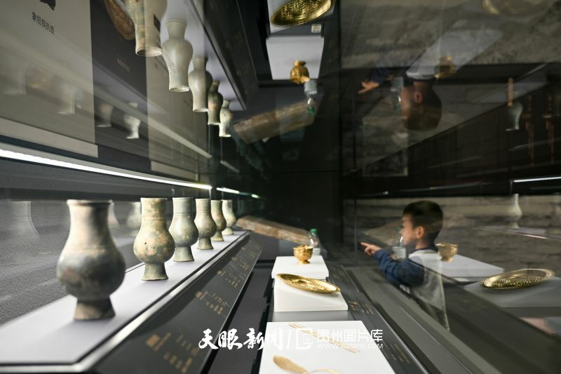 994827-2026年5月17日，小朋友在位于貴州貴陽市觀山湖區(qū)的貴州省博物館內(nèi)參觀。.jpg