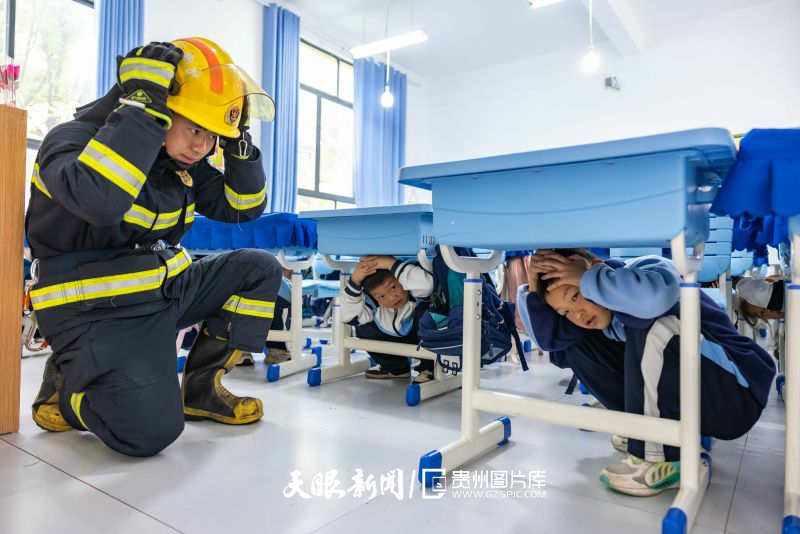 993450-2026年5月12日，貴州省安順經(jīng)濟技術(shù)開發(fā)區(qū)消防救援大隊消防員在安順經(jīng)濟技術(shù)開發(fā)區(qū)婁湖學校帶領(lǐng)學生學習地震避險常識。.jpg