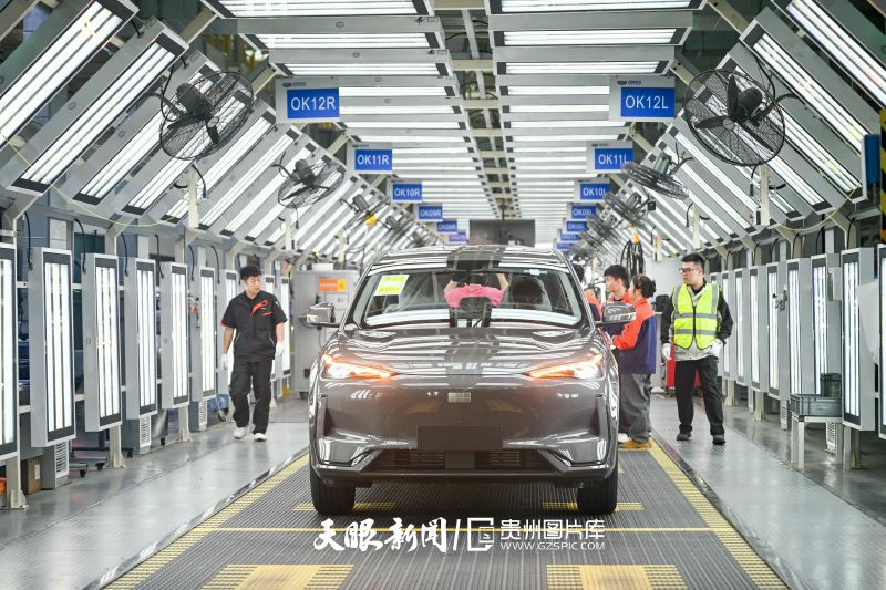 991777-2026年5月6日，工人在贵州省贵阳市观山湖区的贵州吉利汽车制造有限公司生产车间内工作。.jpg