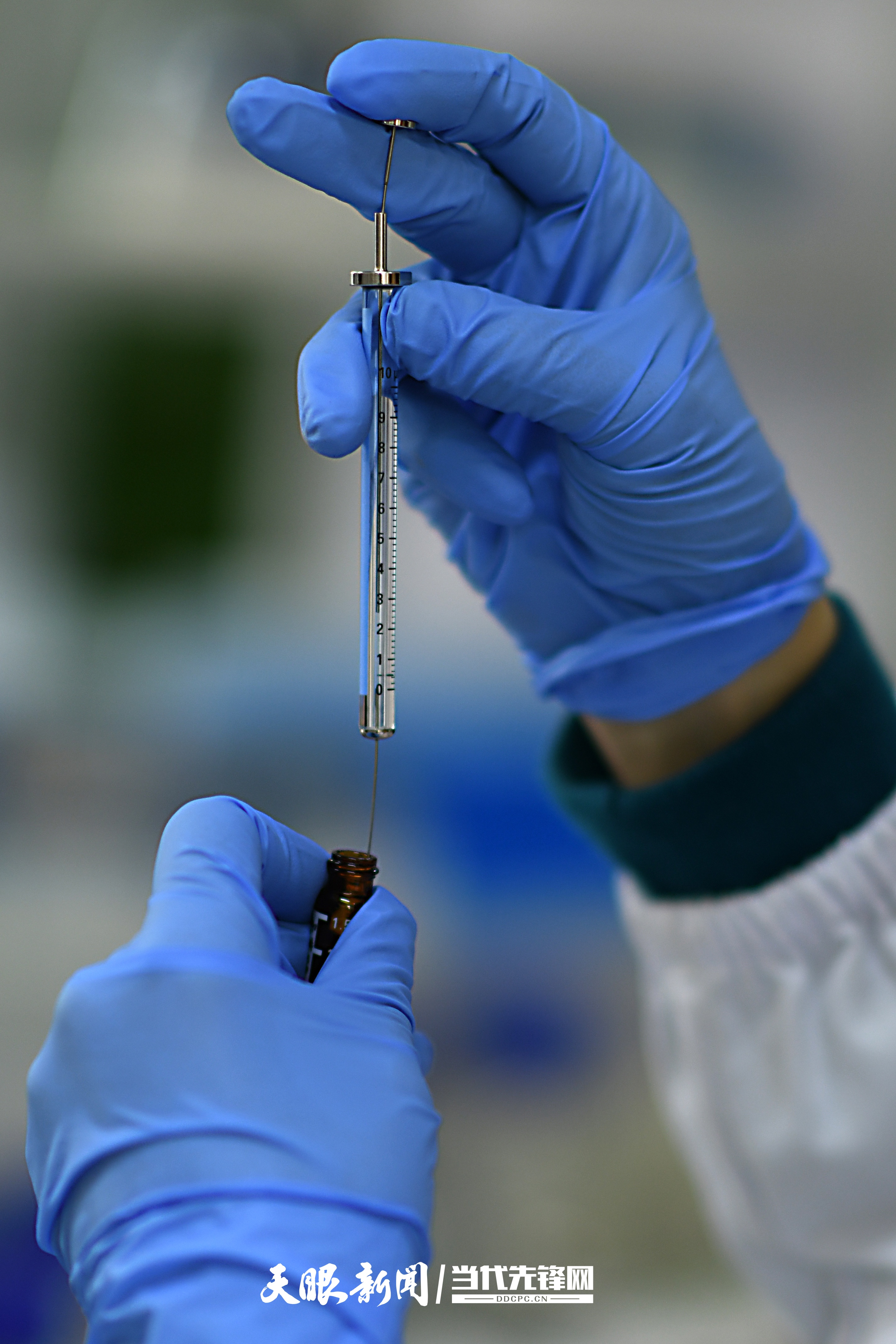 384921-茅臺技術中心科技人員準備儀器進樣分析。黃曉青攝影.JPG