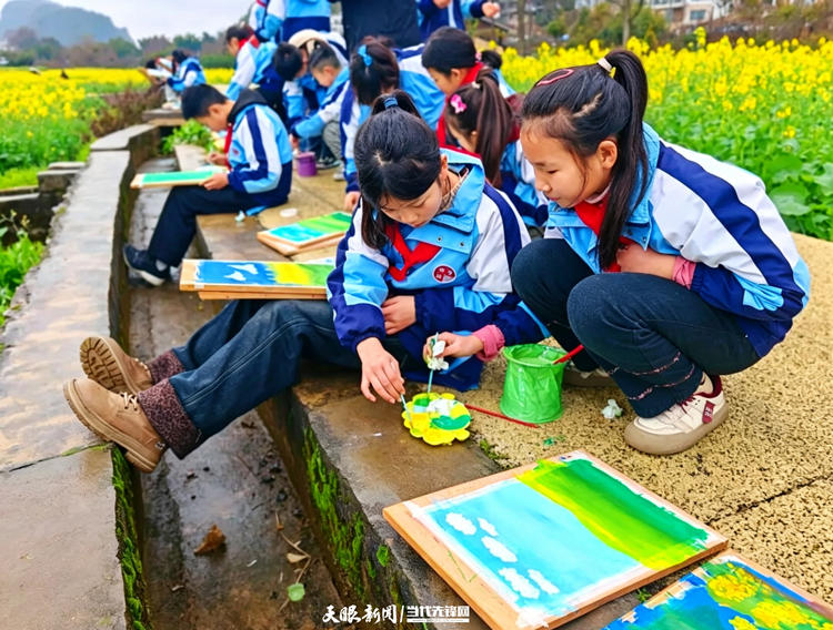 兴义市田字格万峰林实验学校学生校外采风活动.png