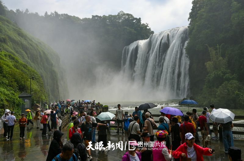 997303-2026年5月23日，游客在贵州安顺黄果树大瀑布景区水帘洞景点观赏瀑布美景。.jpg