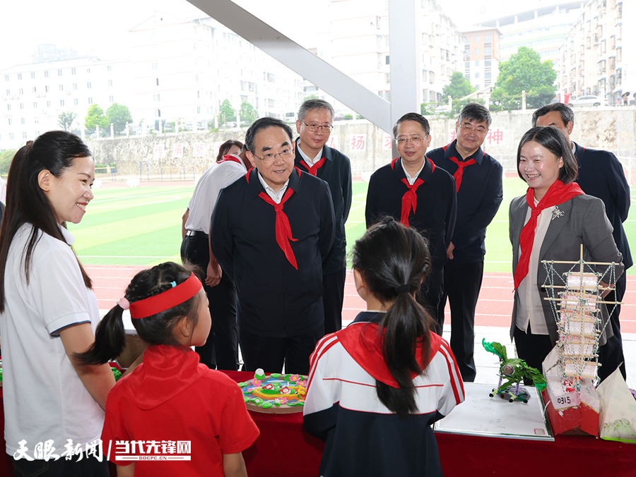 dD0xNzgwMzE1Mzk5X3I9NDk0MzFlOTJfdz05MDBfcT0xMDBfZT1qcGc=.webp 图为徐麟在遵义市湄潭县浙大小学与参加科技作品展的学生交流。.jpg