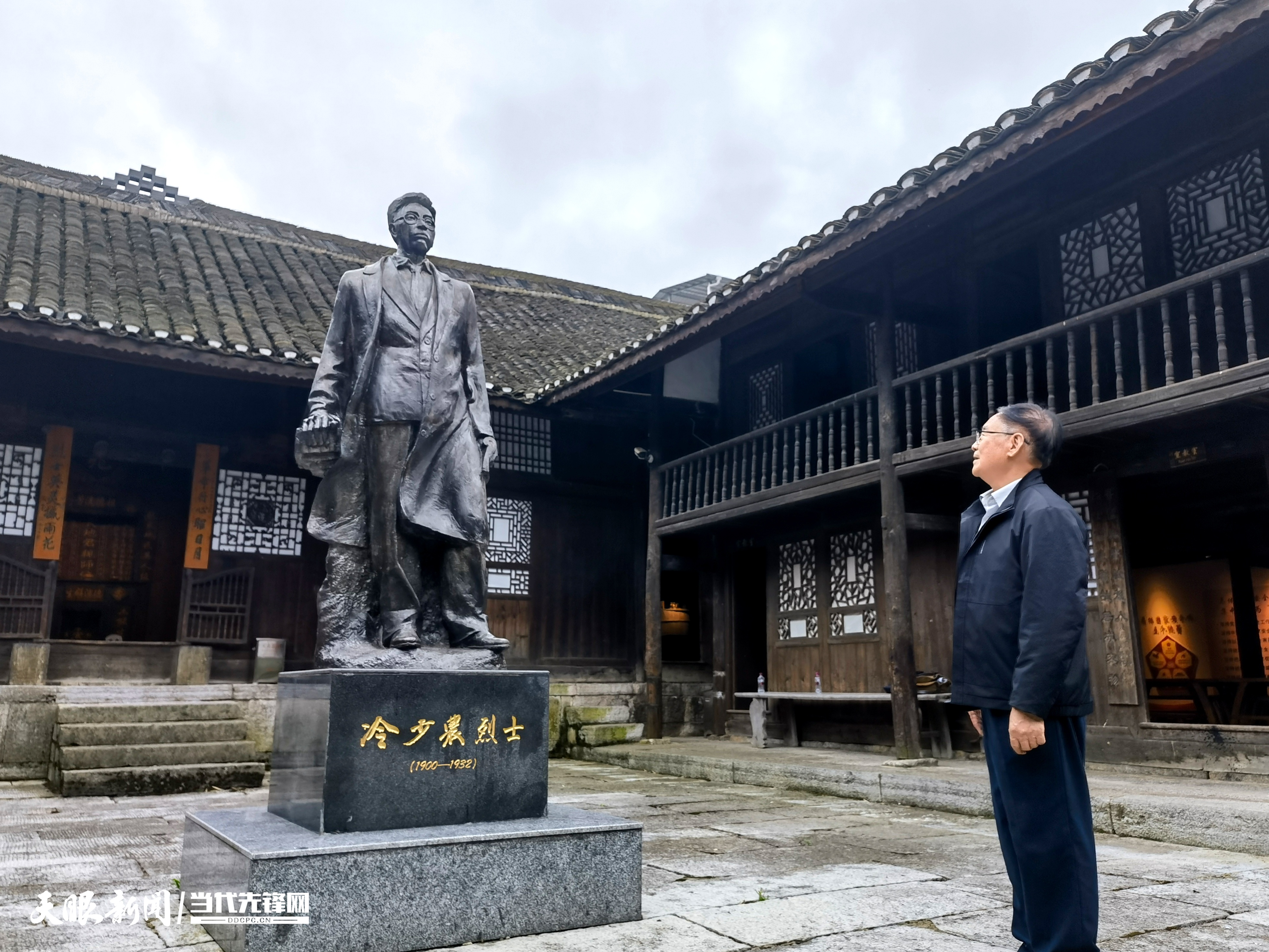 冷启中站在爷爷冷少农铜像前缅怀（卢泰铭 摄）.jpg