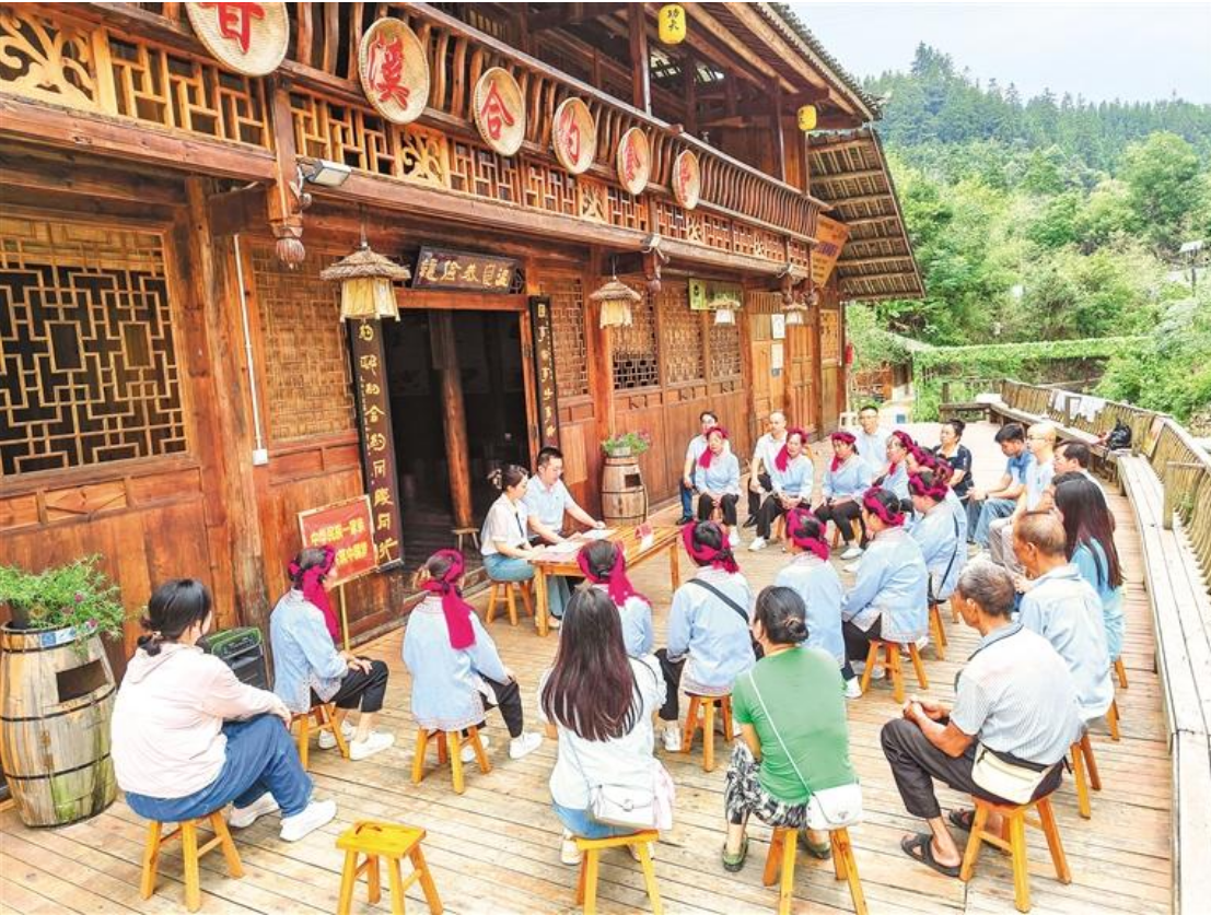 黔东南州天柱县渡马镇共和村甘溪侗寨在“合约食堂”开展以“乡风文明建设”为主题的“理论宣传二人讲”。 （天柱县渡马镇供图）.png