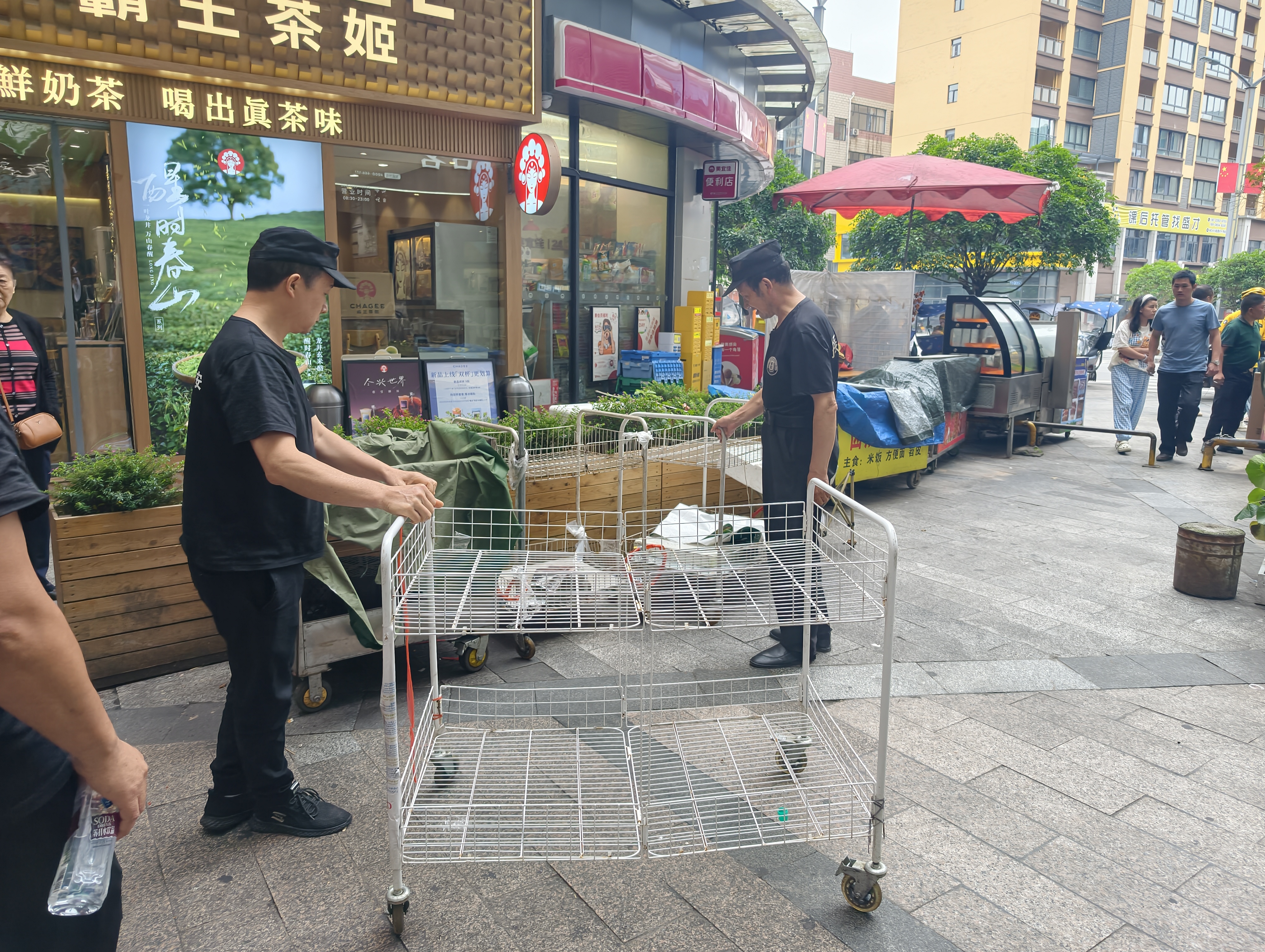 对占道经营的流动摊贩物品进行清理.jpg